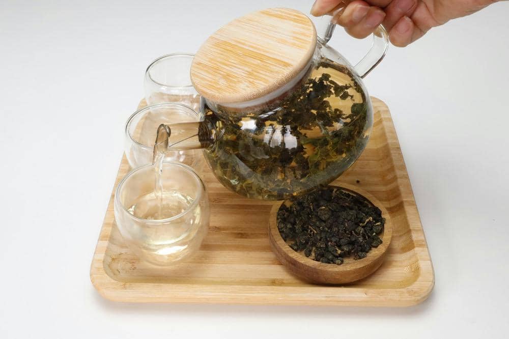 ilustrasi oolong tea yang sedang diseduh