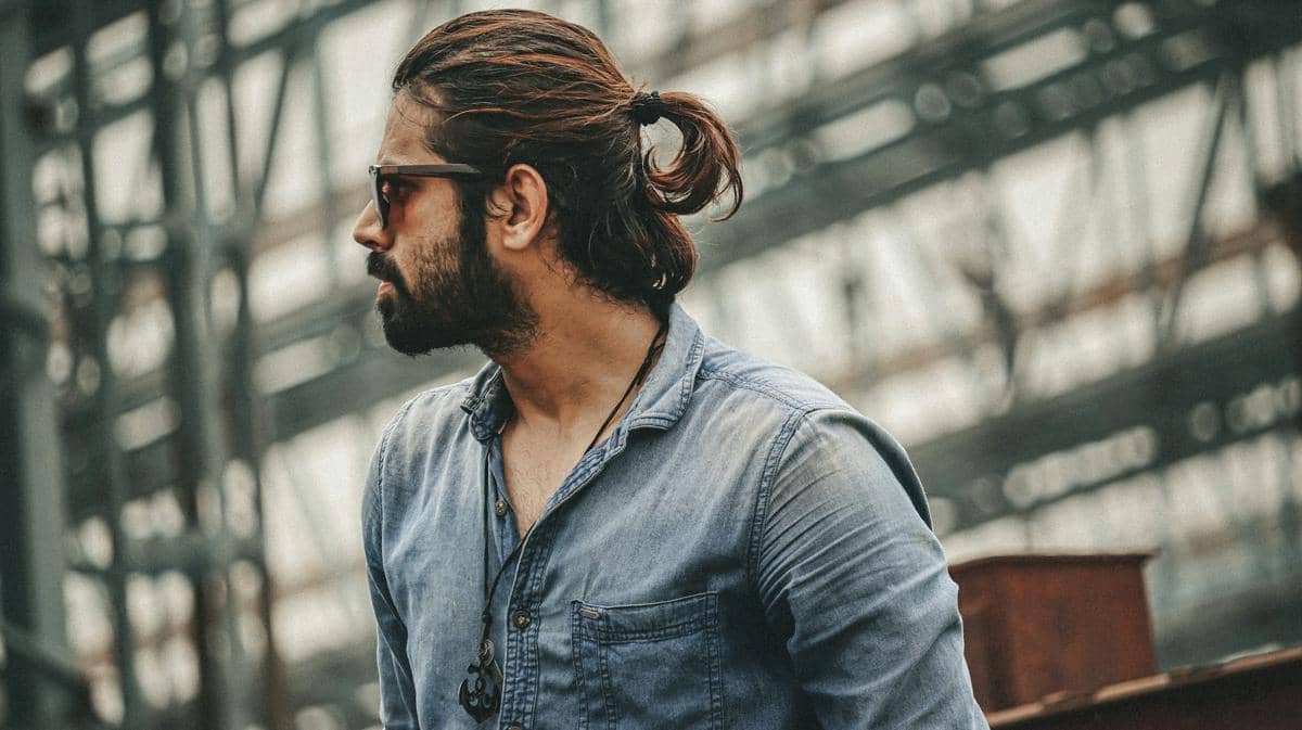 ilustrasi model rambut half bun medium (unsplash.com/Aejaz Memon)