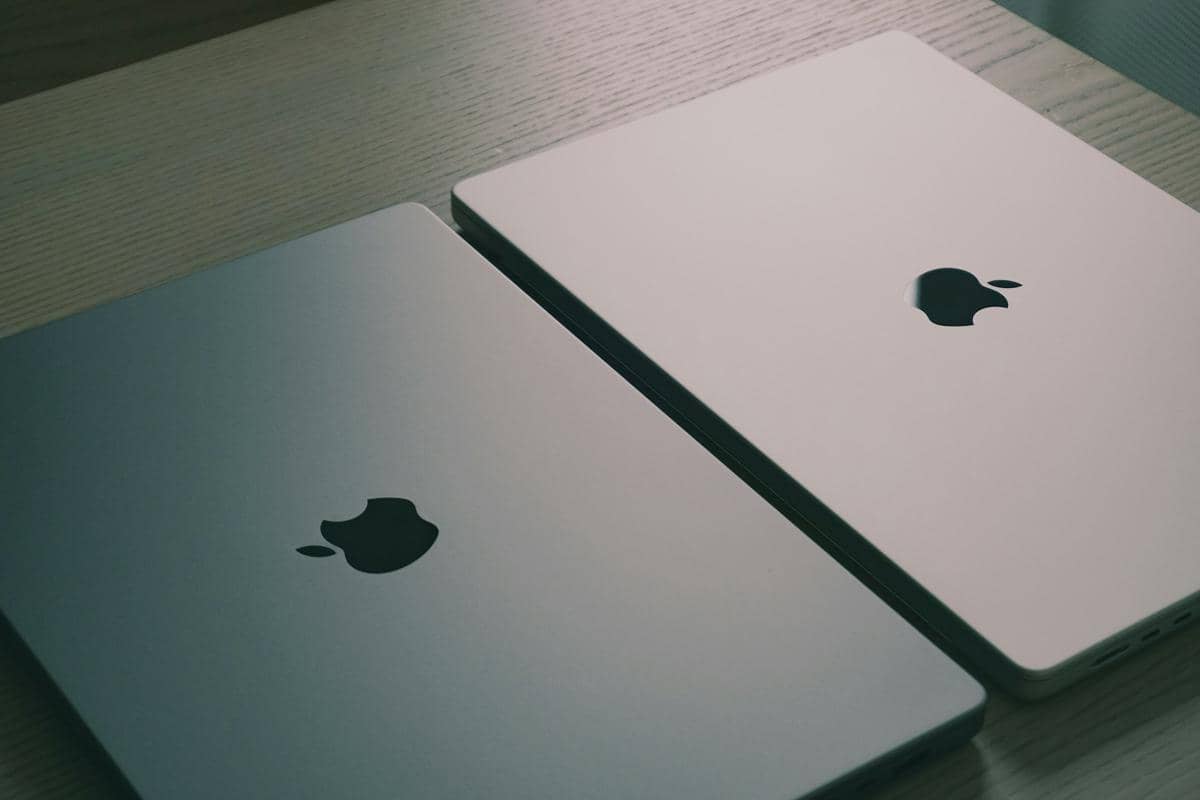 ilustrasi MacBook Pro M1 vs MacBook Pro M5