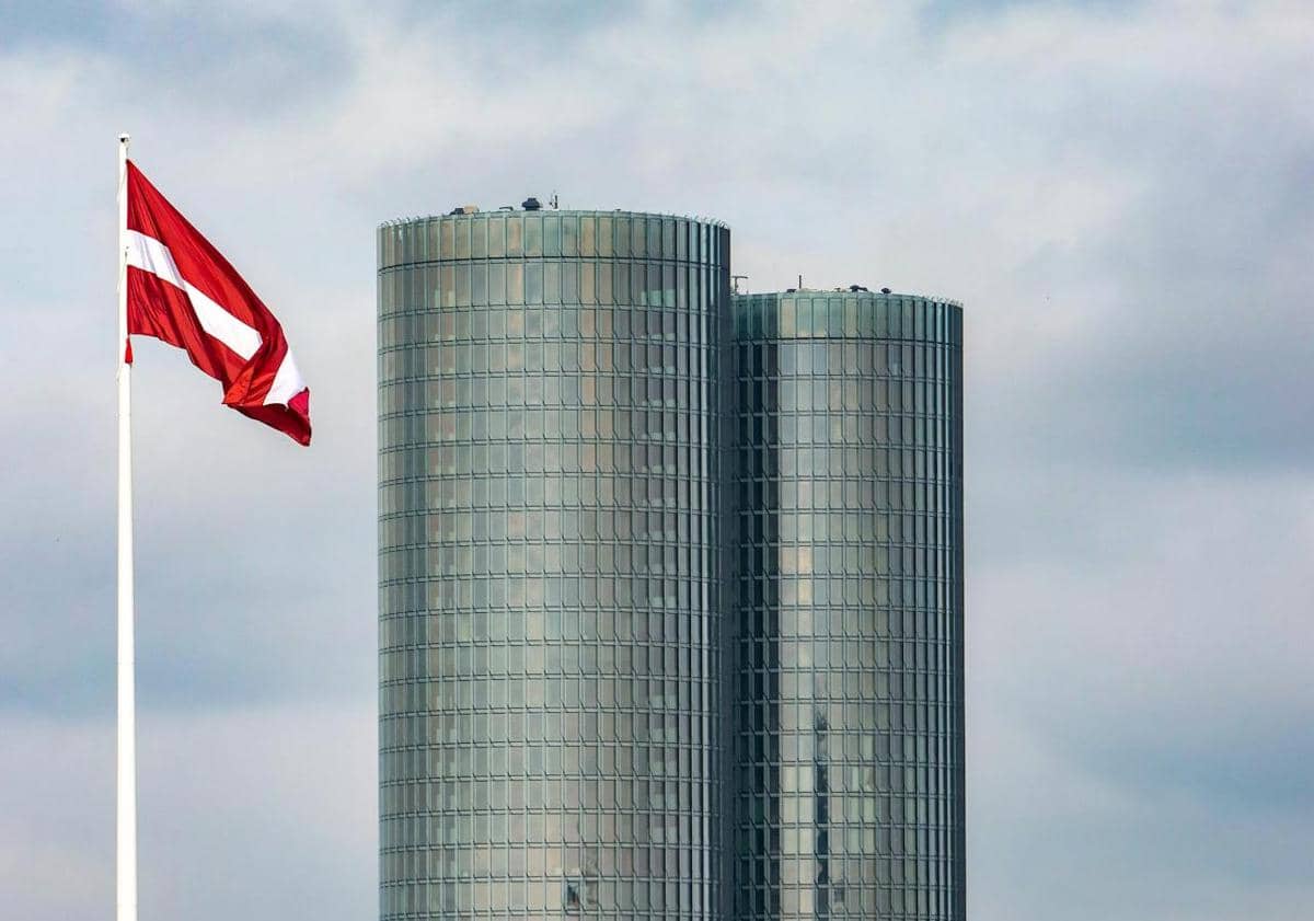 Bendera Latvia sedang berkibar. 