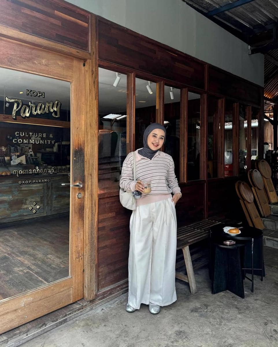 OOTD Atasan Motif Salur ala Meilan Indrajati