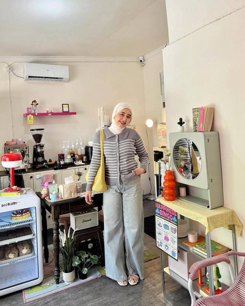 OOTD Atasan Motif Salur ala Meilan Indrajati