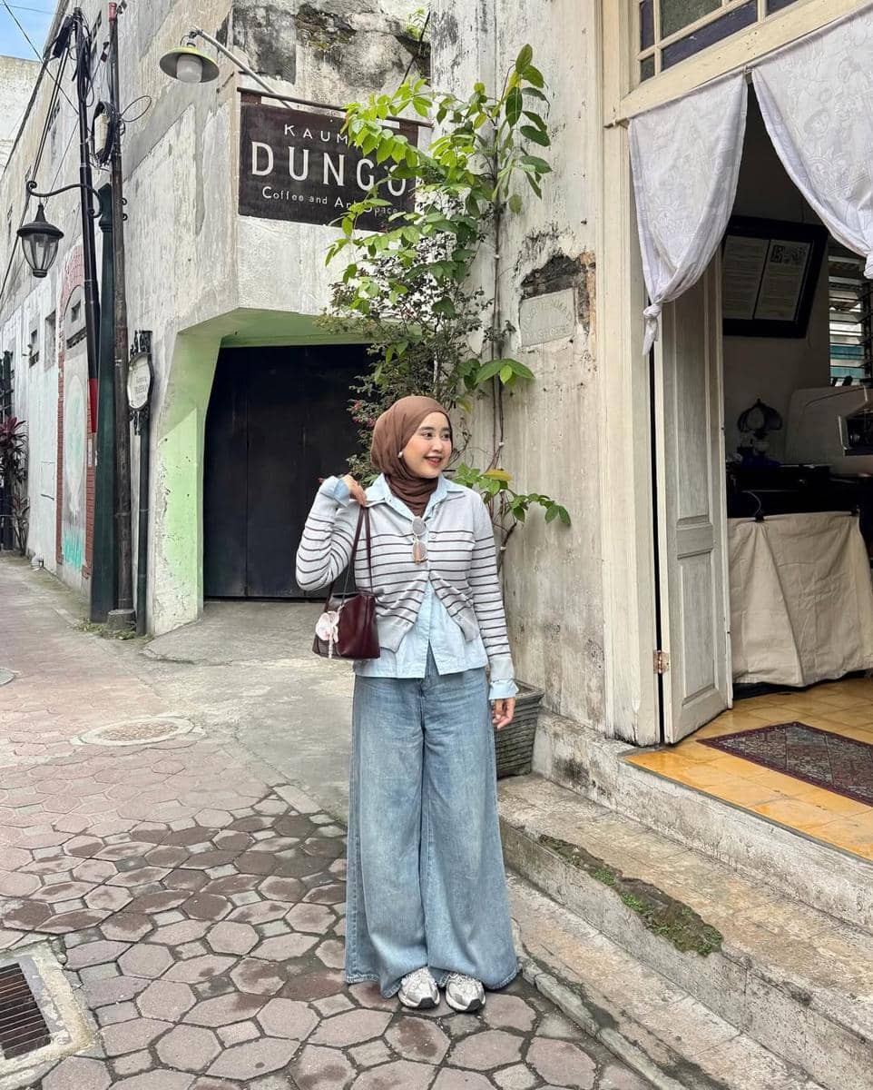 OOTD Atasan Motif Salur ala Meilan Indrajati