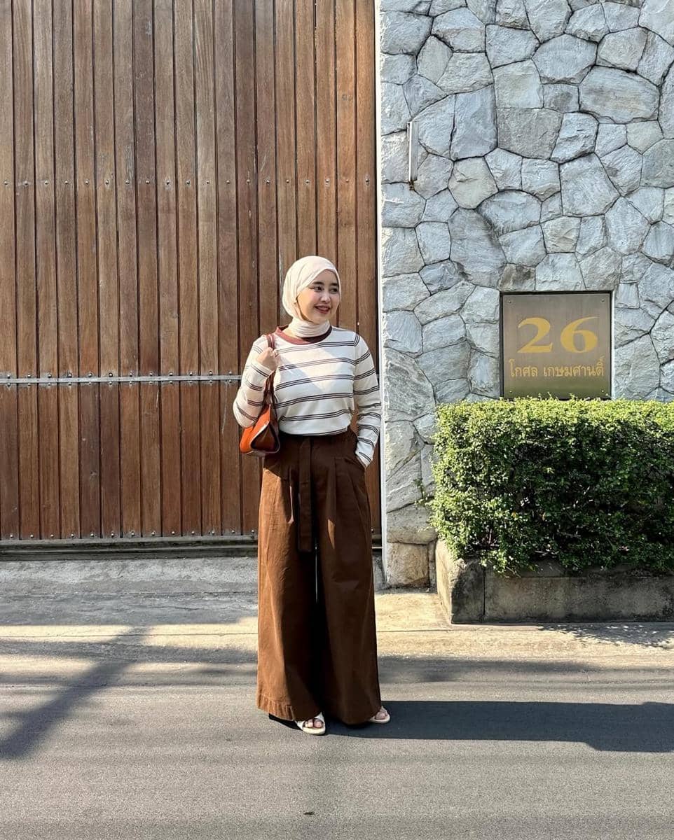 OOTD Atasan Motif Salur ala Meilan Indrajati