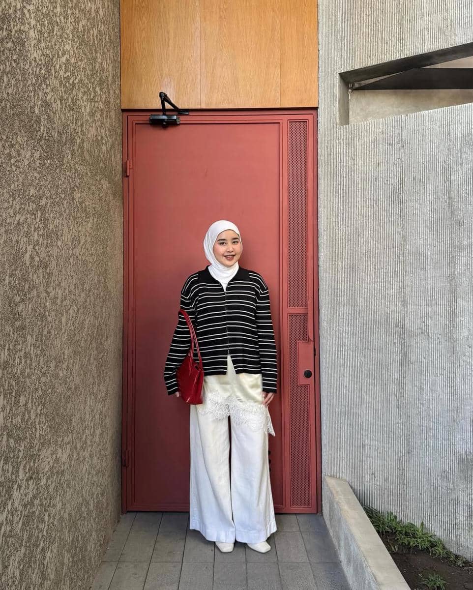 OOTD Atasan Motif Salur ala Meilan Indrajati