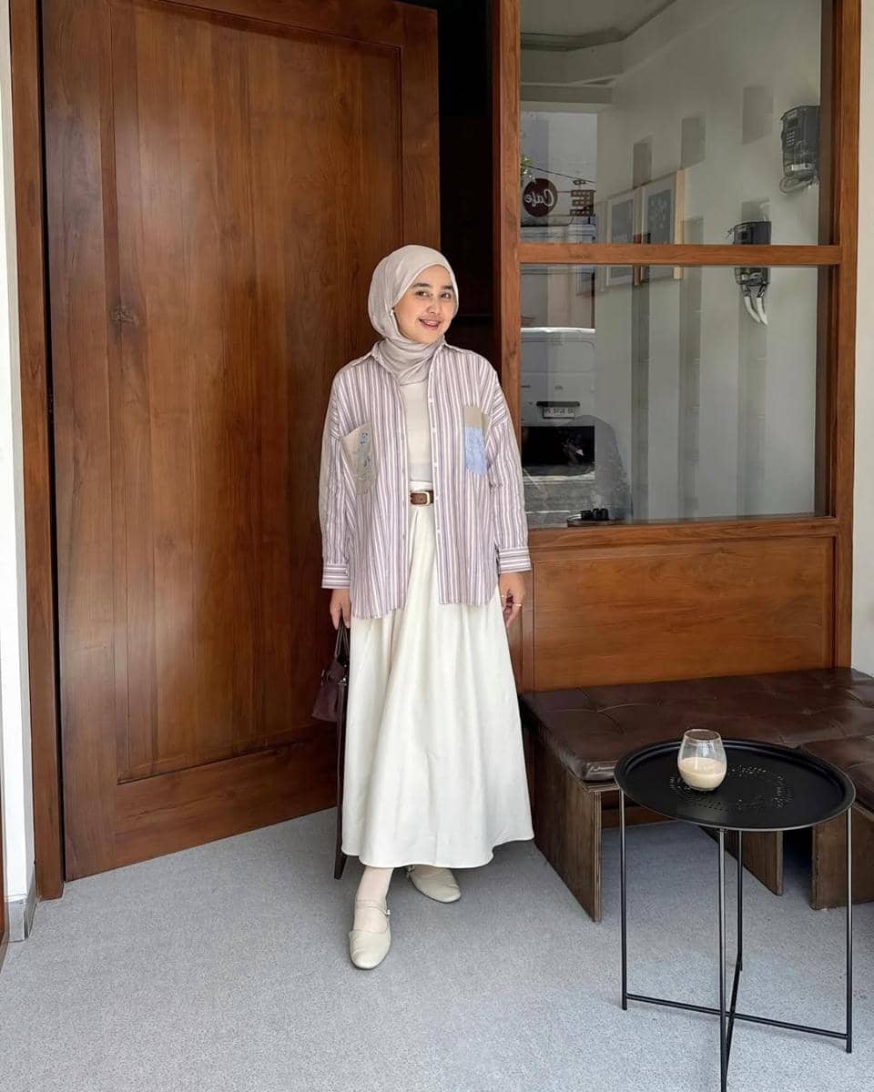 OOTD Atasan Motif Salur ala Meilan Indrajati