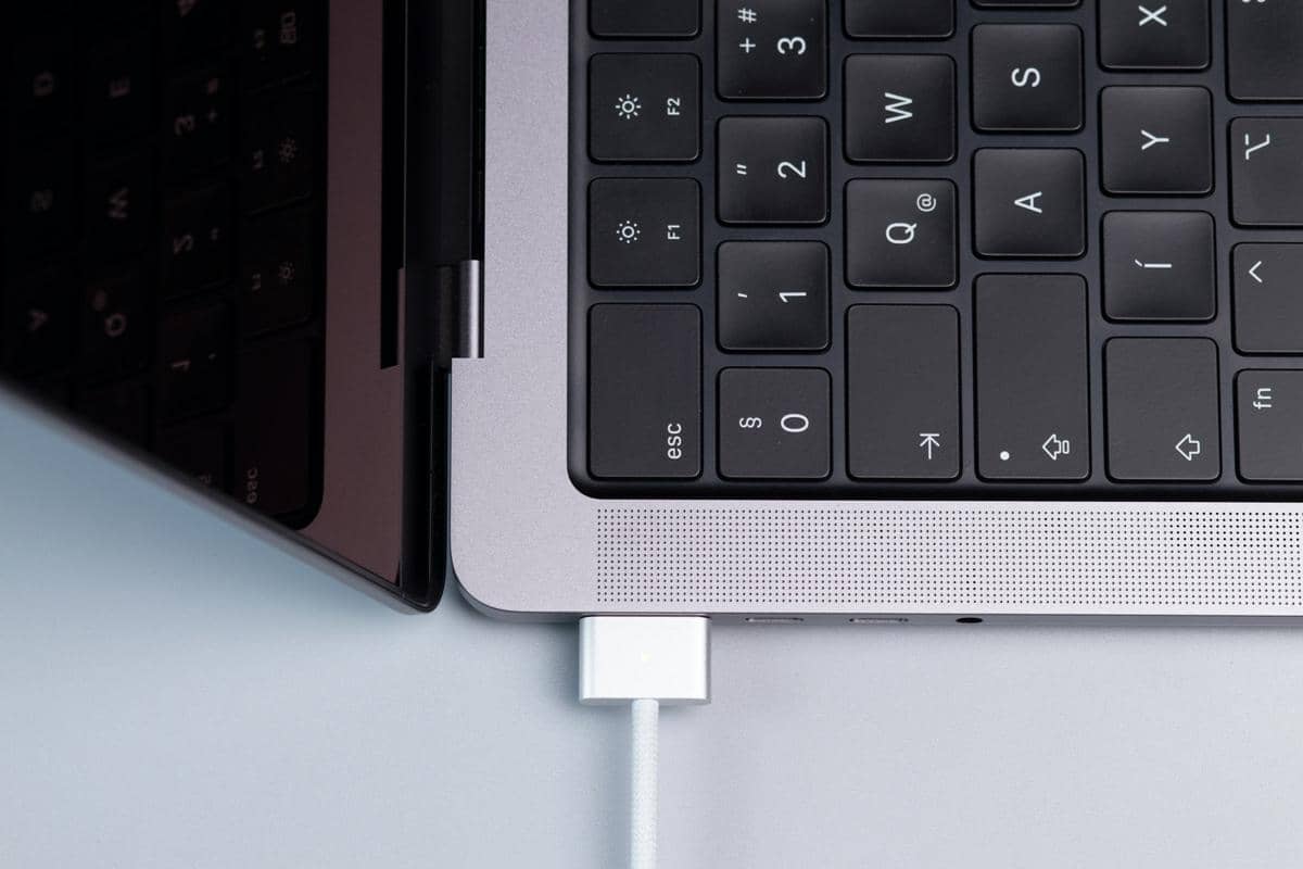 ilustrasi magsafe di MacBook