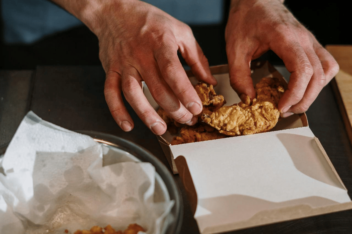 ilustrasi membuat chicken tender plate