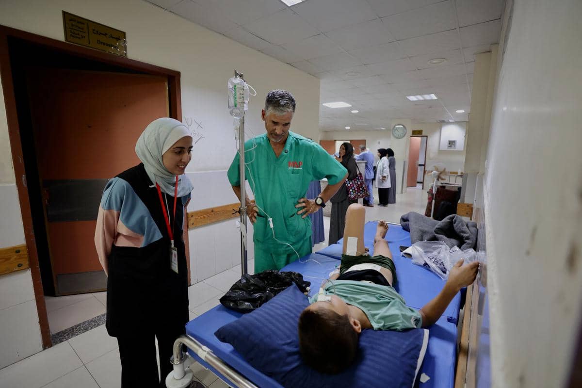 Potret anak Gaza yang sedang mendapatkan pelayanan kesehatan di rumah sakit. (x.com/WHO in occupied Palestinian territory)