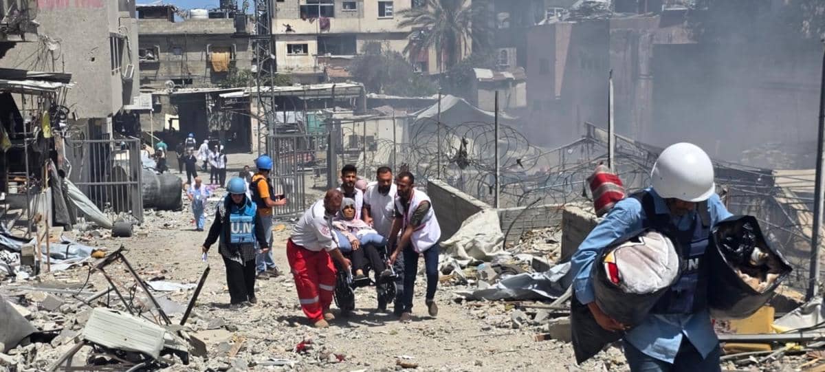 Warga Palestina dievakuasi akibat serangan udara, penembakan artileri, dan tembakan senjata api oleh pasukan Israel di Jalur Gaza. (x.com/WHO in occupied Palestinian territory)