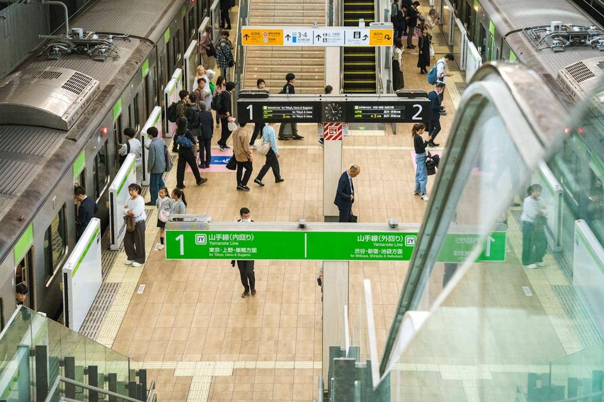 ilustrasi stasiun kereta di Jepang