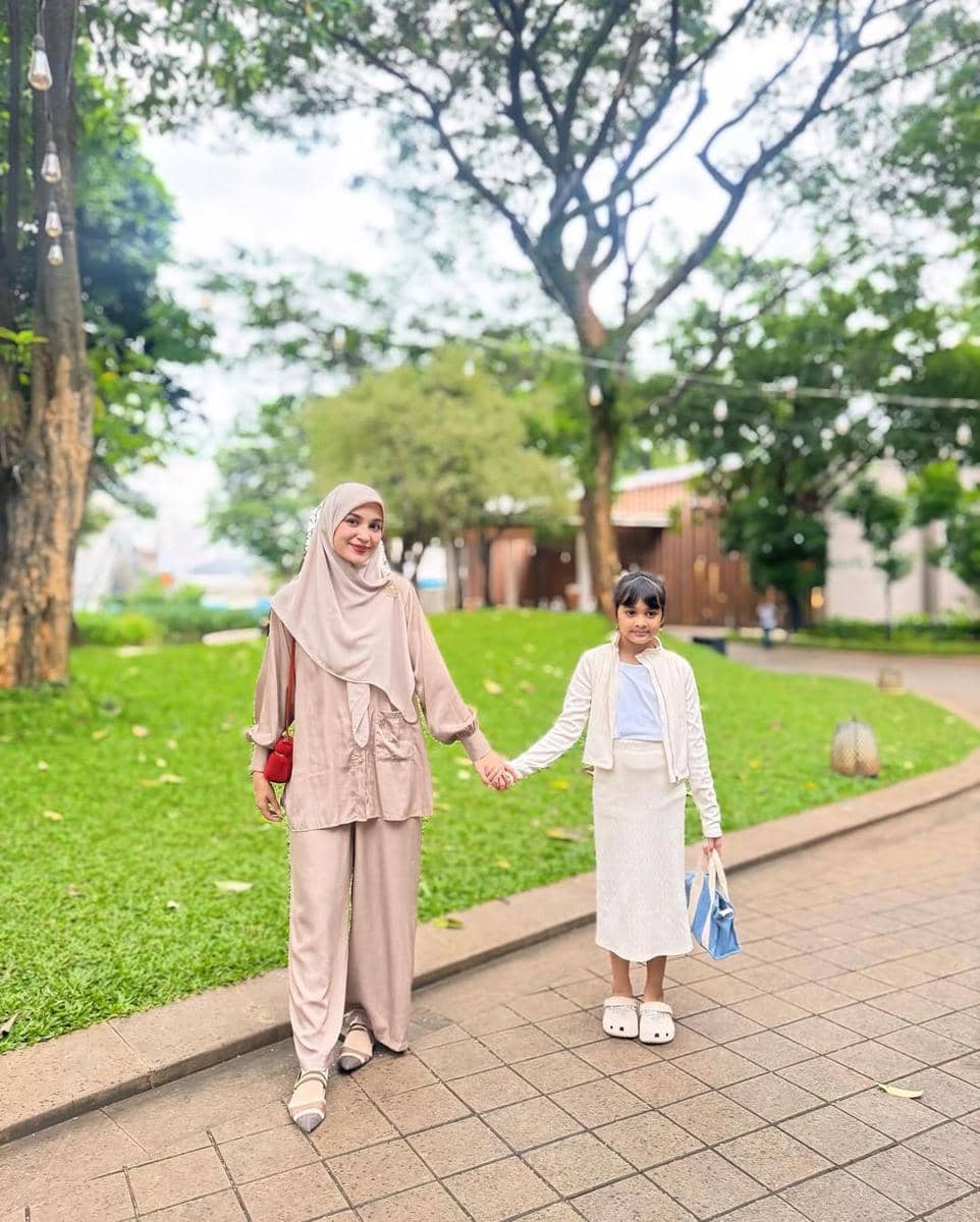 OOTD ibu dan anak ala Shireen Sungkar 