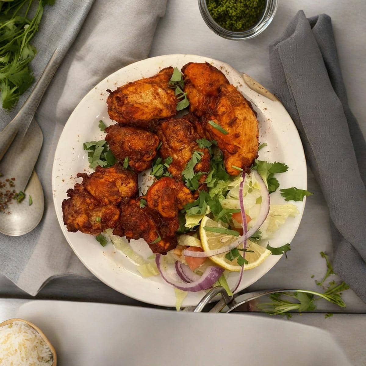 ilustrasi ayam goreng bawang putih saus mentega yang disajikan dengan salad