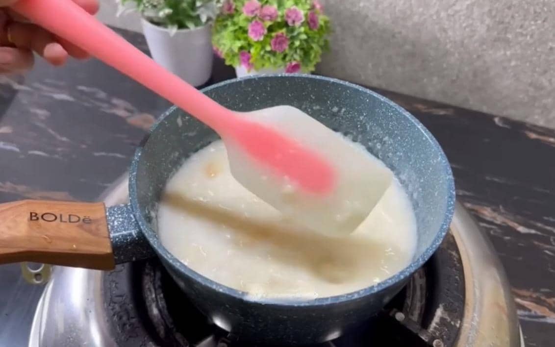 ilustrasi membuat puding roti tawar 