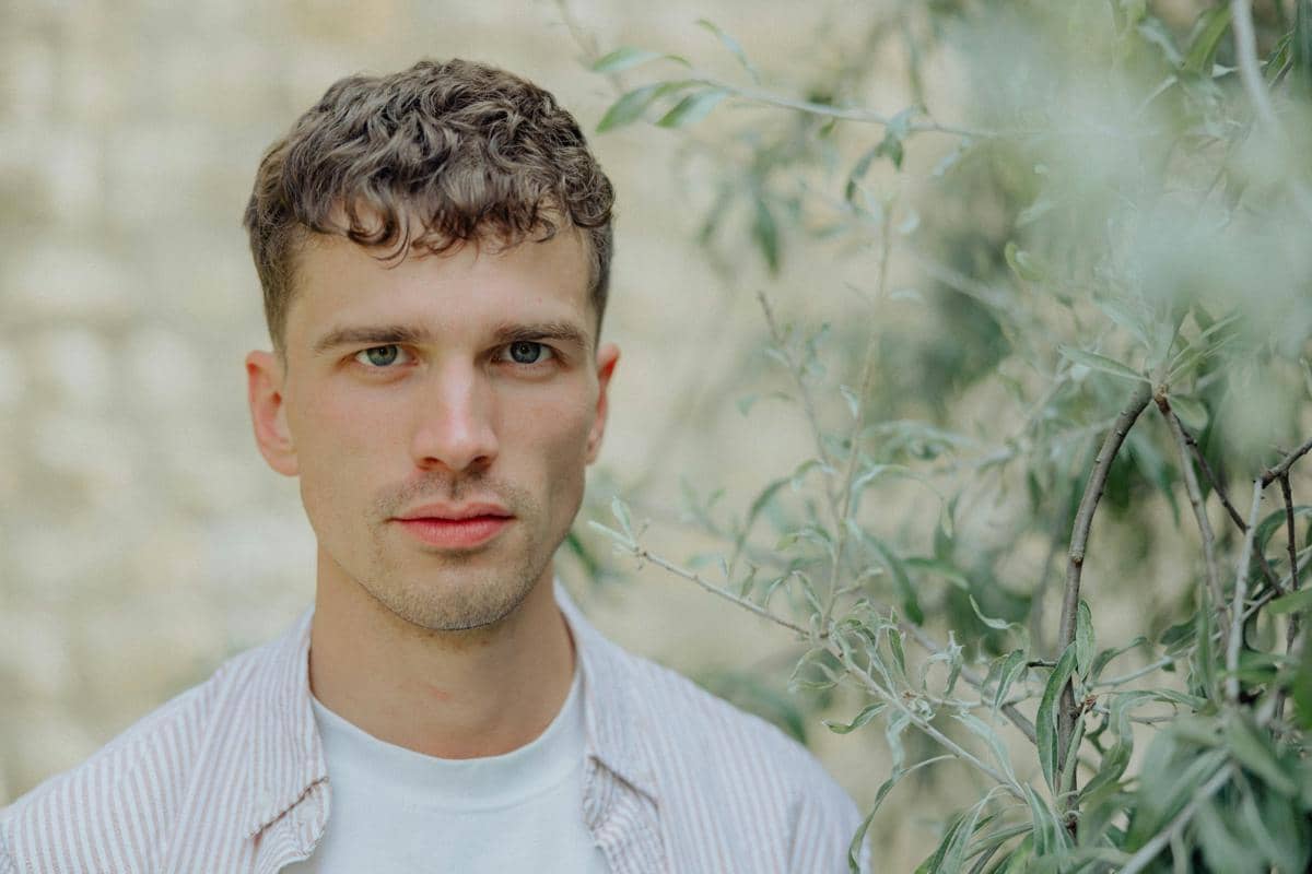 ilustrasi model rambut french crop keriting (unsplash.com/Luke Thornton)