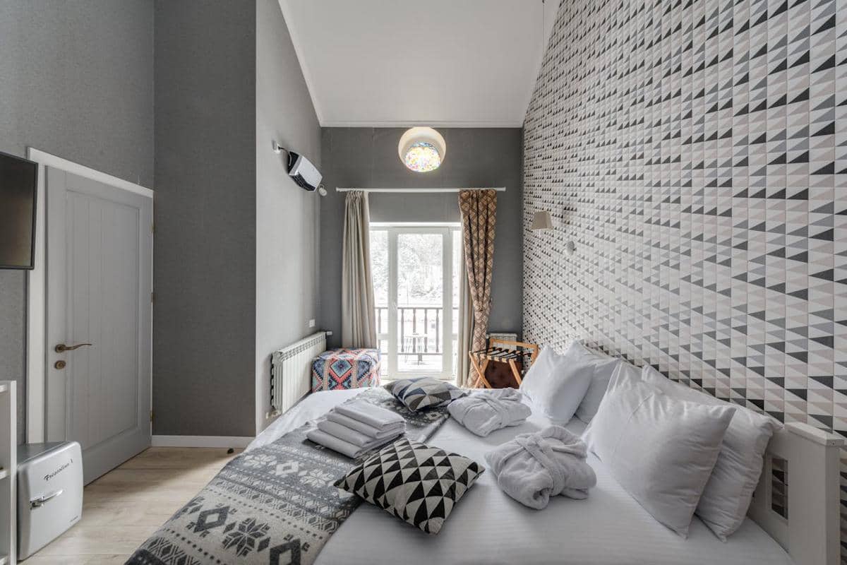ilustrasi interior kamar monokrom
