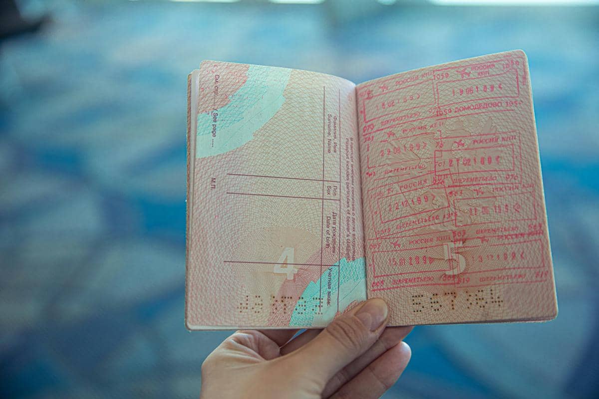 ilustrasi tanda visa di dalam paspor