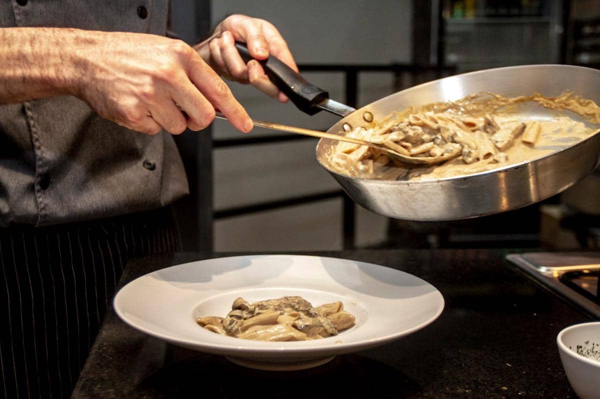 ilustrasi membuat pasta alla norcina