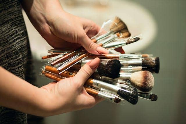 ilustrasi alat make up