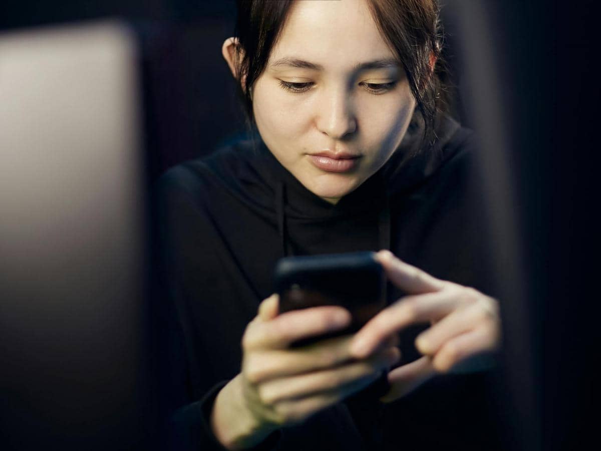 ilustrasi seorang perempuan scroll sosial media
