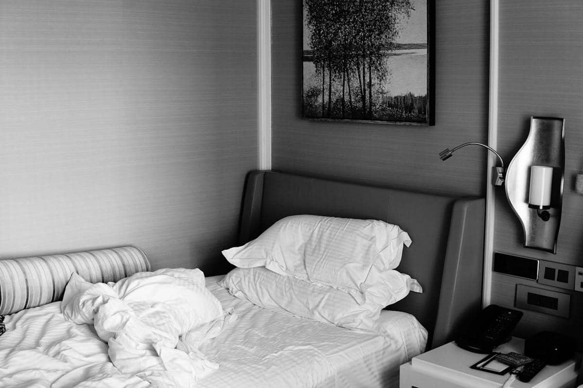 ilustrasi interior kamar monokrom