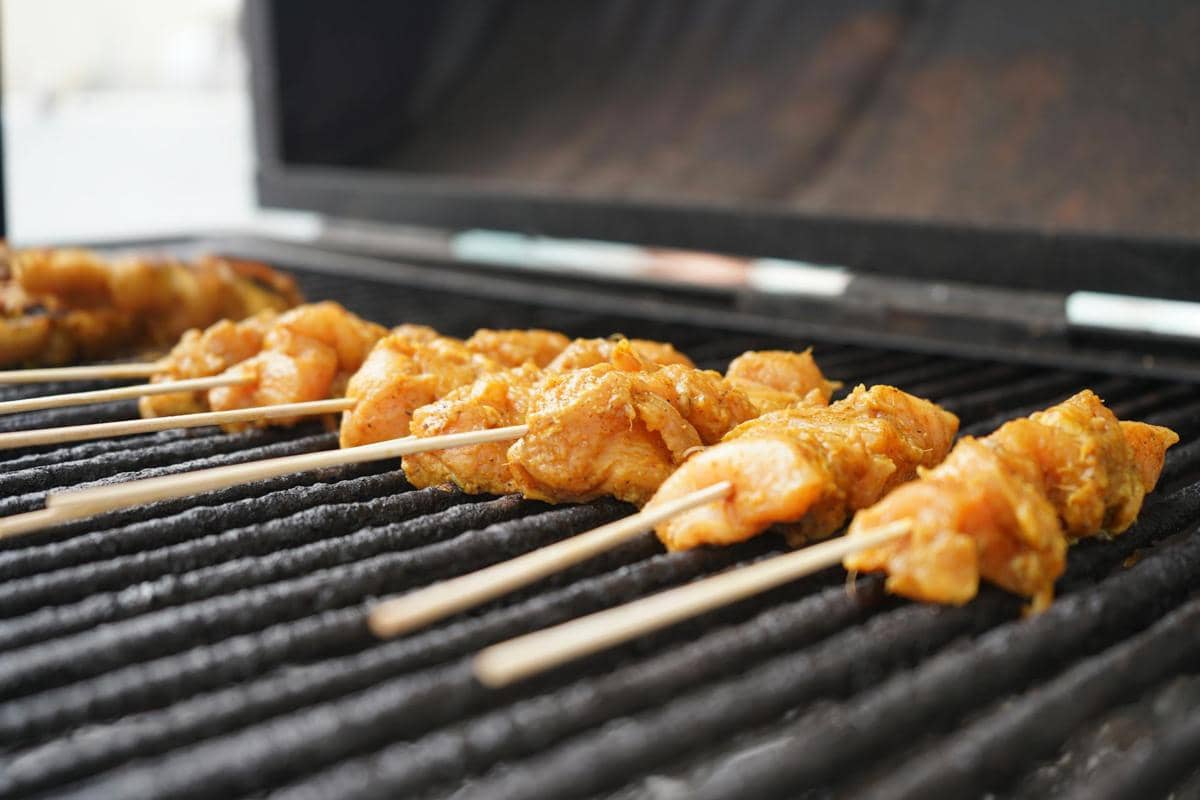ilustrasi bakar daging sate