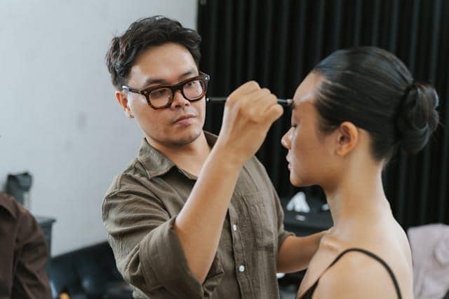 5 Jobdesk Make Up Artist yang Lebih dari Sekadar Dandan, Penyelamat Acara