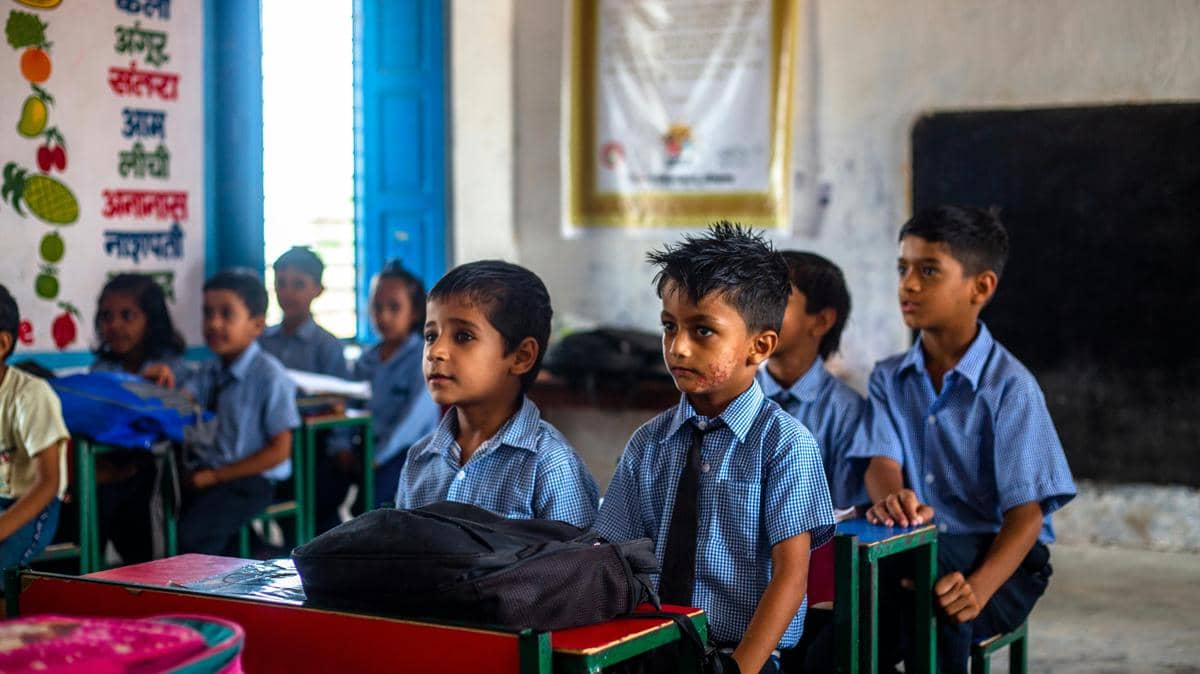 Ilustrasi anak-anak sekolah di India yang menerima manfaat program makan gratis