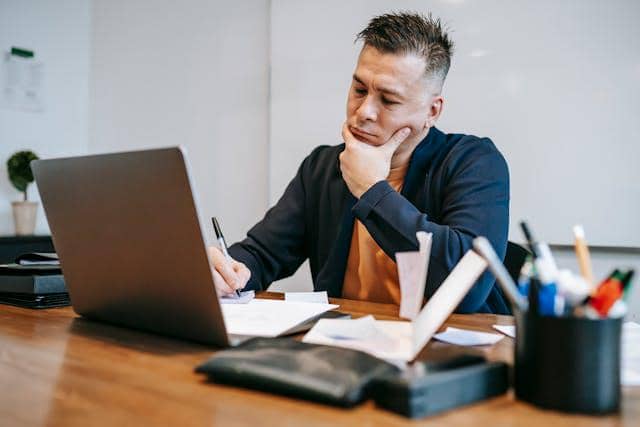 Realita Setelah Lulus: 5 Pelajaran Hidup yang Sering Terlupakan