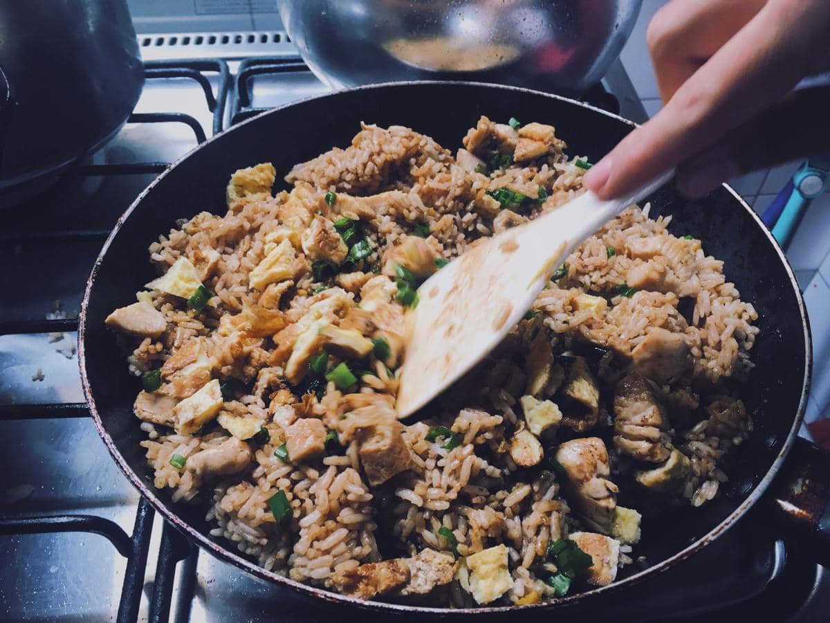 ilustrasi cara membuat nasi goreng kambing pakai acar