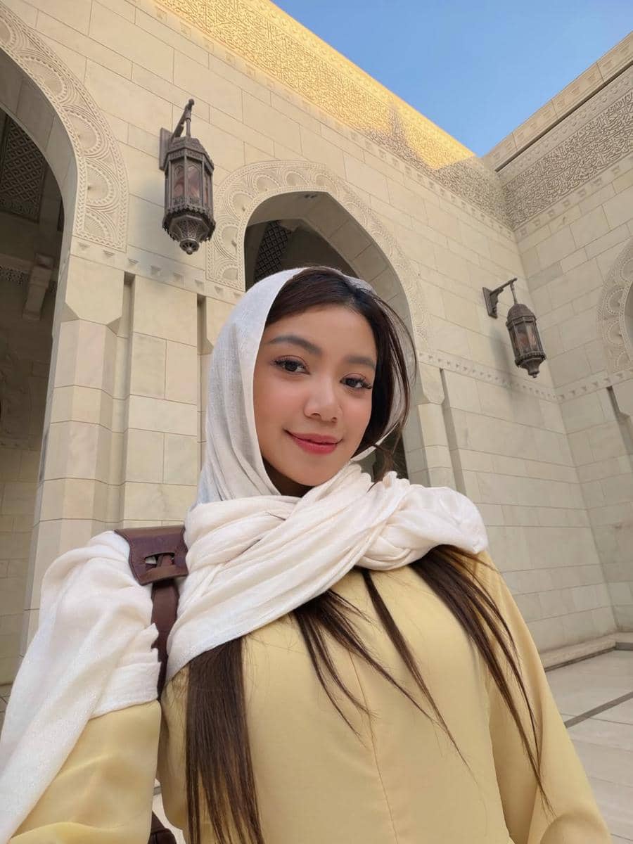 Regina Phoenix berkunjung ke Sultan Qaboos Grand Mosque