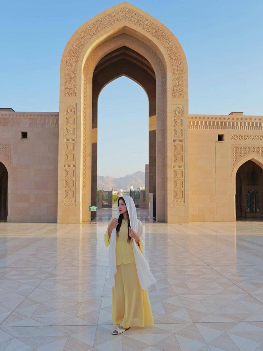 Regina Phoenix berkunjung ke Sultan Qaboos Grand Mosque