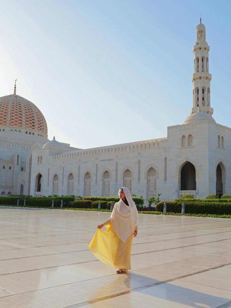 Regina Phoenix berkunjung ke Sultan Qaboos Grand Mosque