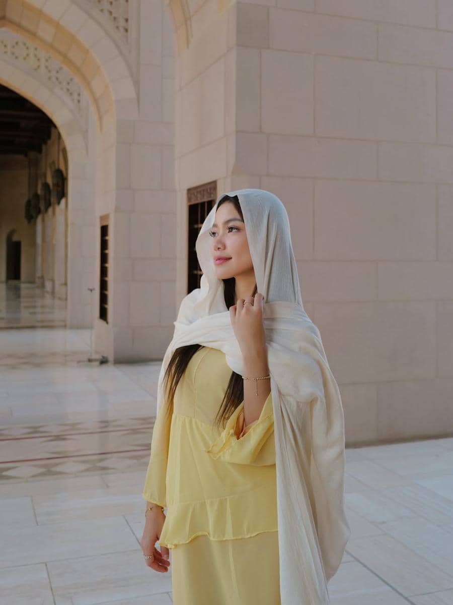 Regina Phoenix berkunjung ke Sultan Qaboos Grand Mosque