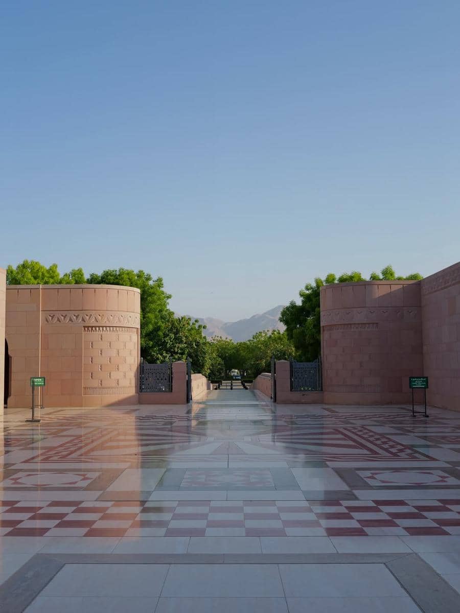Regina Phoenix berkunjung ke Sultan Qaboos Grand Mosque