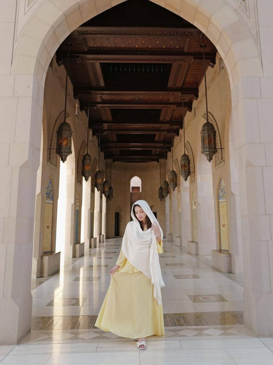 Regina Phoenix berkunjung ke Sultan Qaboos Grand Mosque