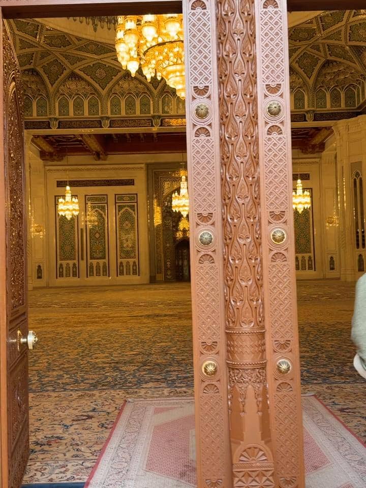 Regina Phoenix berkunjung ke Sultan Qaboos Grand Mosque