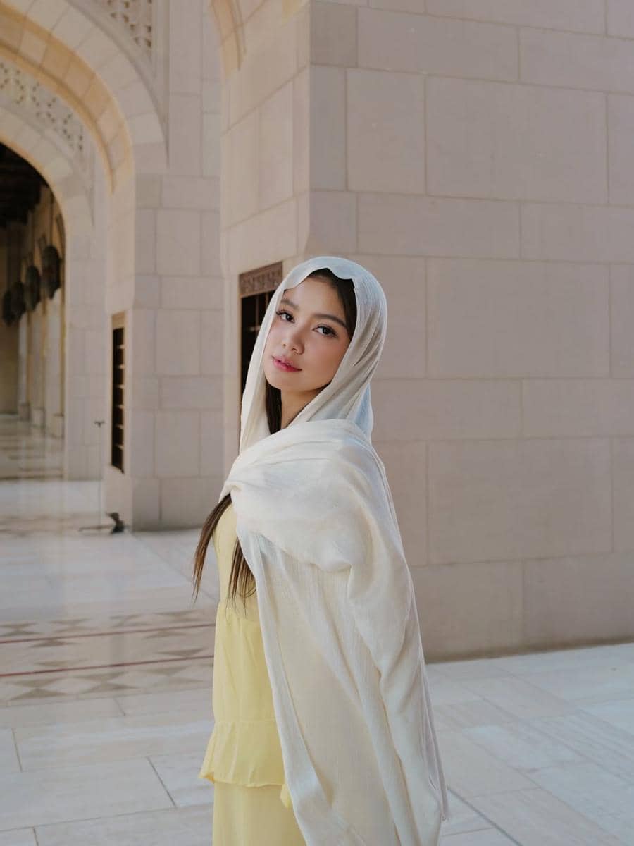 Regina Phoenix berkunjung ke Sultan Qaboos Grand Mosque
