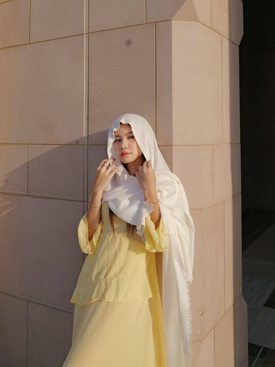 Regina Phoenix berkunjung ke Sultan Qaboos Grand Mosque
