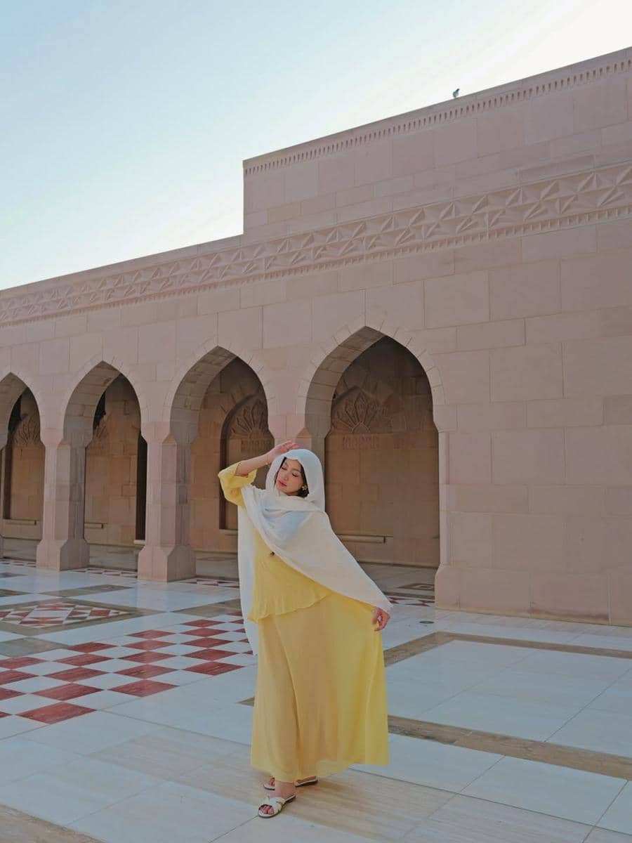 Regina Phoenix berkunjung ke Sultan Qaboos Grand Mosque