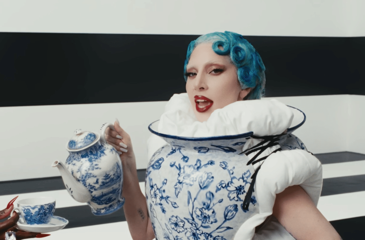 Lady Gaga dalam video music "Runway"