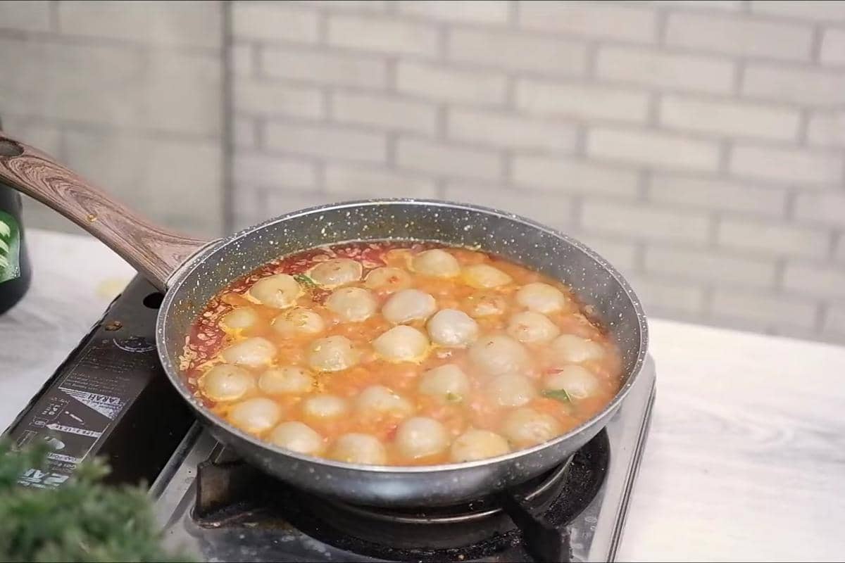 ilustrasi memasak cilok mercon tulang rangu
