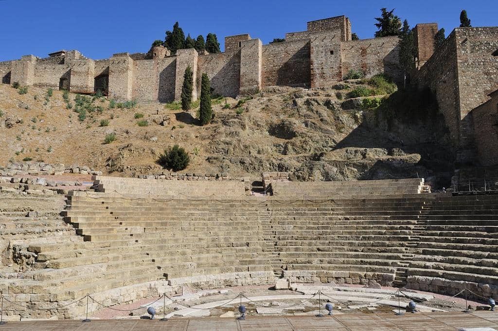 Teater Romawi terletak di kaki Benteng Alcazaba