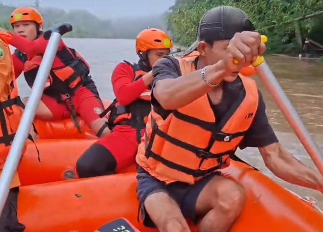 Tim SAR Palembang saat melakukan pencarian dua siswi SD yang tenggelam di Sungai Musi Empat Lawang.