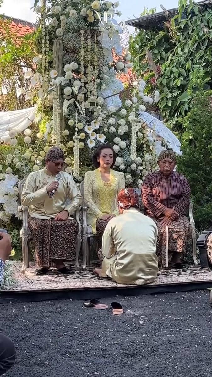gaya keluarga di siraman anak Soimah