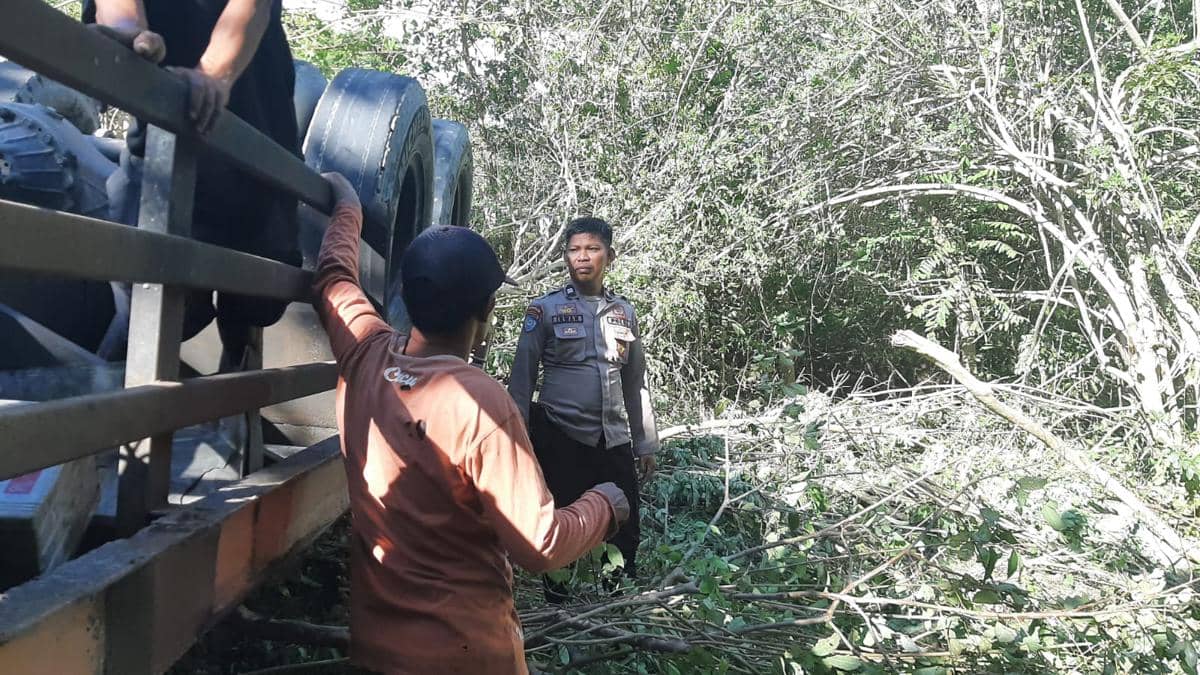 Truk tronton bermuatan pupuk cair mengalami kecelakaan di Jalan Lingkar Batui Kabupaten Banggai, Sulawesi Tengah, Selasa (5/5/2026). (Dok. P