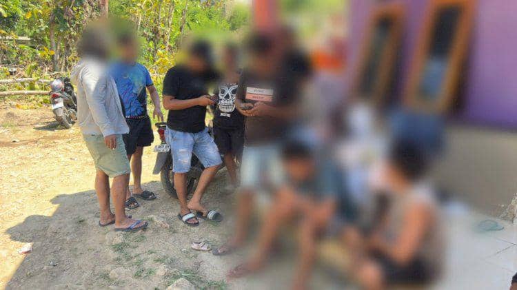 Beberapa orang diamankan oleh petugas Polres Manggarai Barat di luar sebuah rumah di Labuan Bajo dalam penggerebekan kasus narkoba.