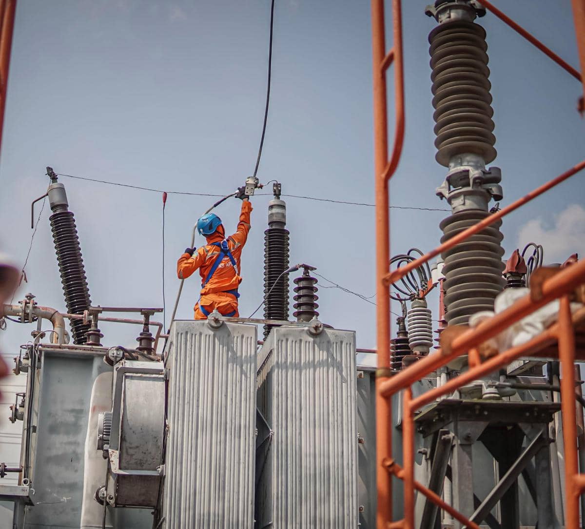 pln, pln uit, petugas pln, petugas kelistrikan