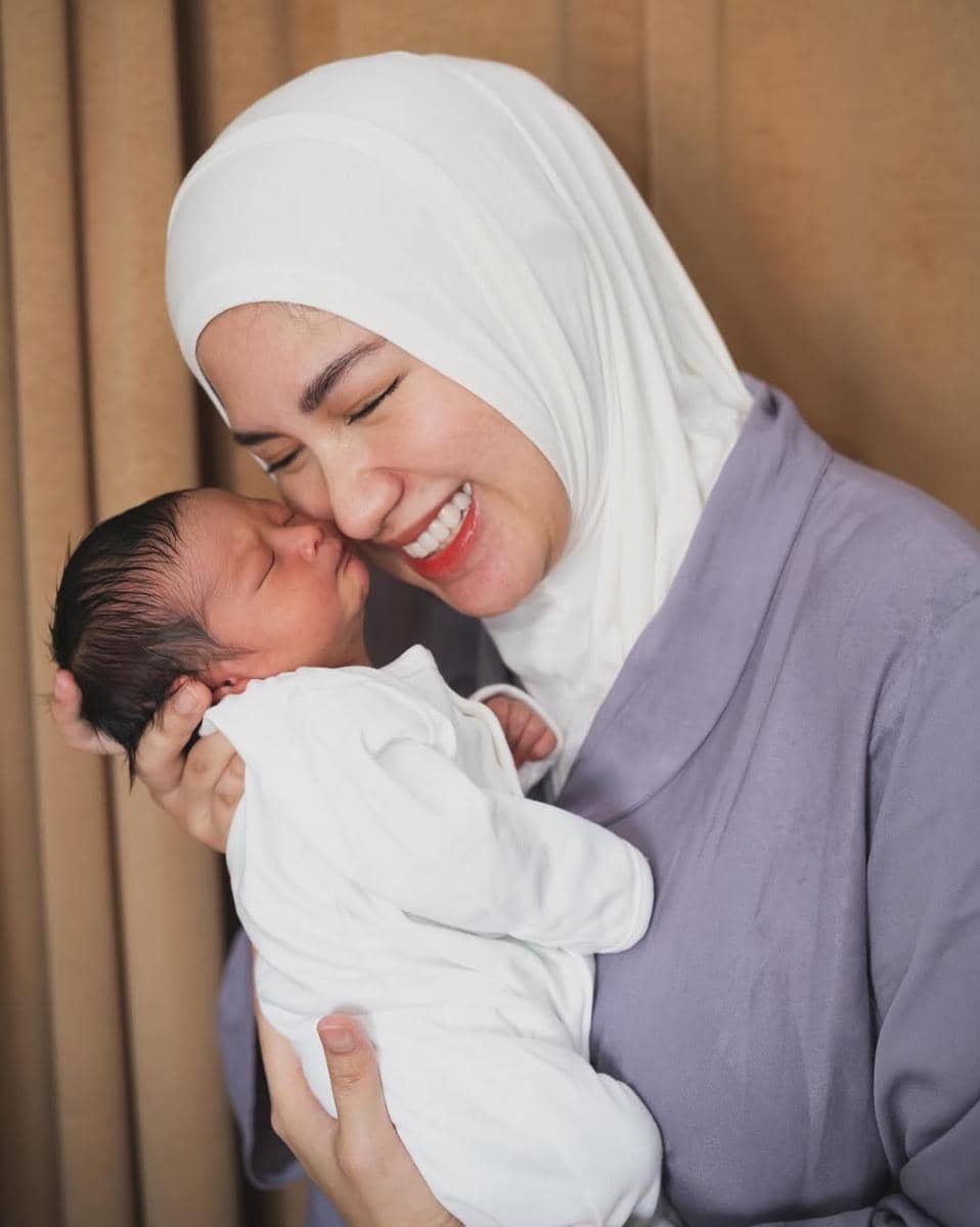Ochi Rosdiana melahirkan anak pertama 