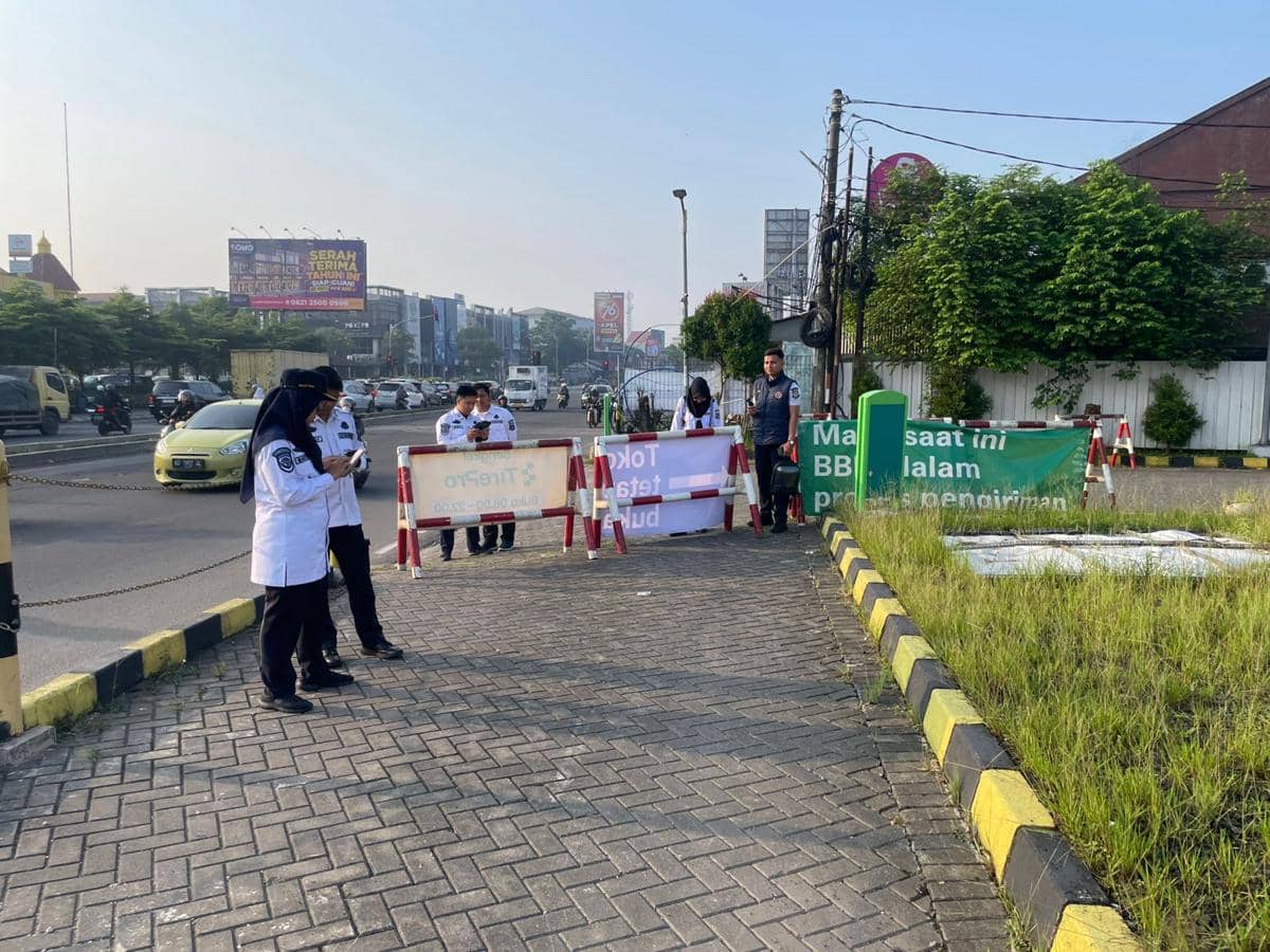 Petugas Dinas Perhubungan Tangsel meninjau penyempitan jalan di depan SPBU BP-AKR Rawabuntu dengan memasang pembatas jalan.